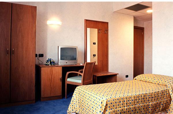 Hotel Italia Carmagnole Chambre photo
