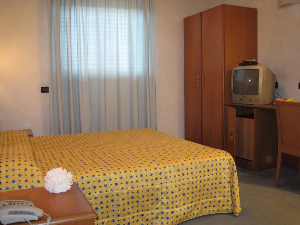 Hotel Italia Carmagnole Chambre photo