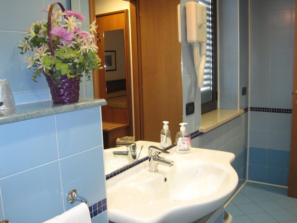Hotel Italia Carmagnole Chambre photo