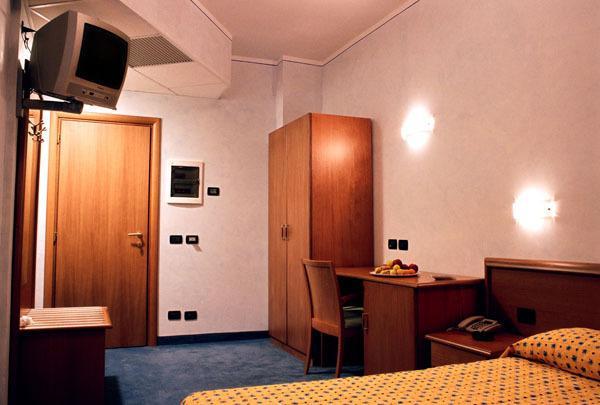 Hotel Italia Carmagnole Chambre photo