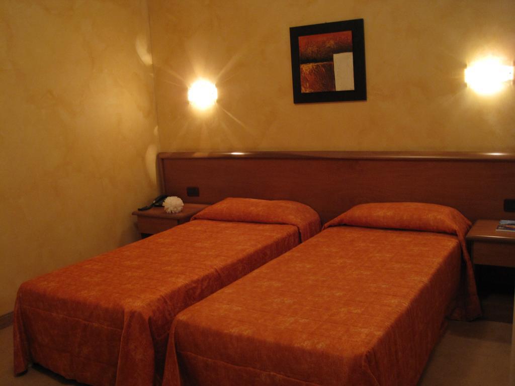Hotel Italia Carmagnole Chambre photo