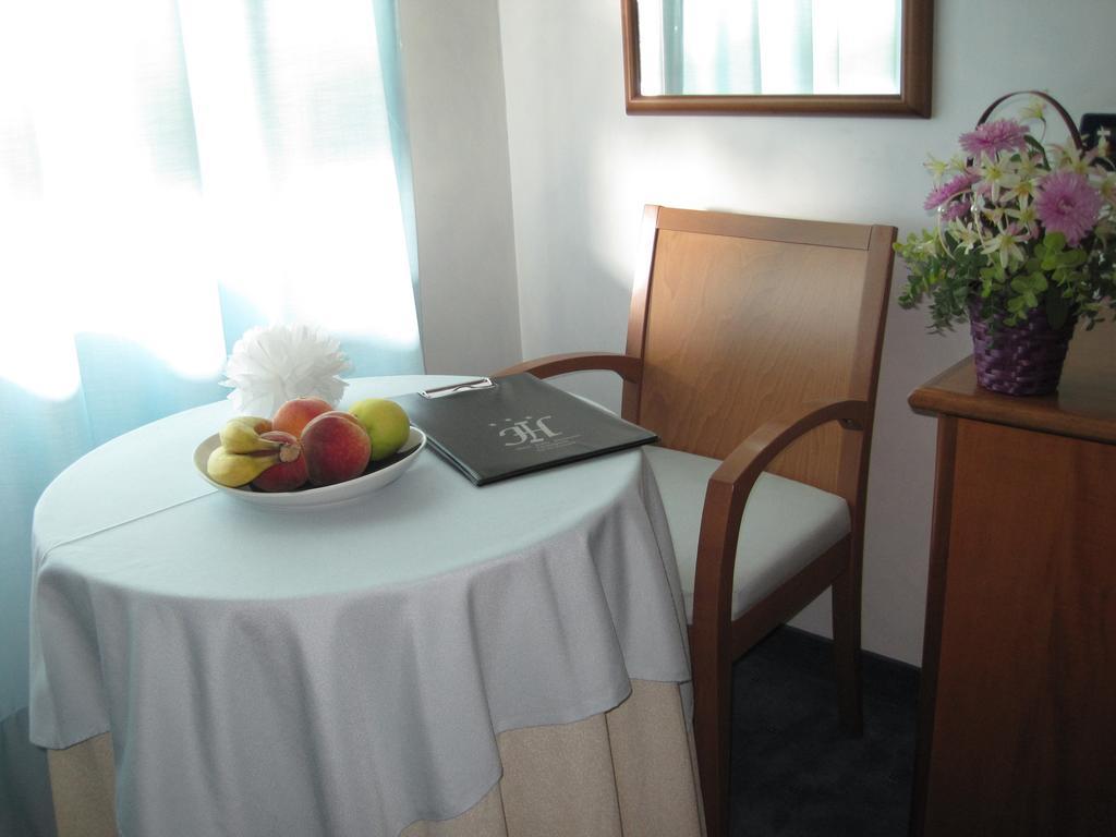 Hotel Italia Carmagnole Chambre photo